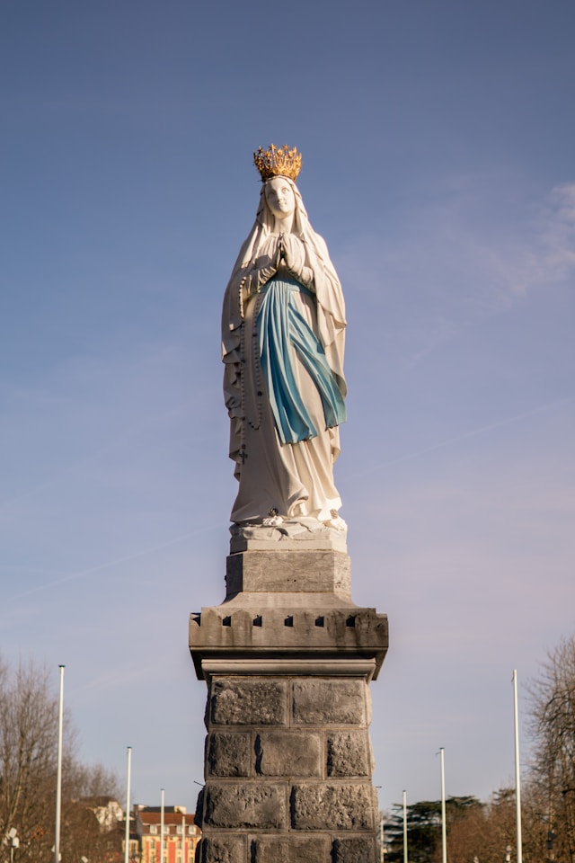 statue de la vierge Marie couronnée