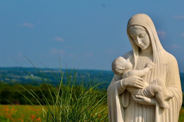 Statue de la vierge Marie et l'enfant Jésus