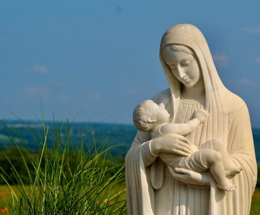 Statue de la vierge Marie et l'enfant Jésus