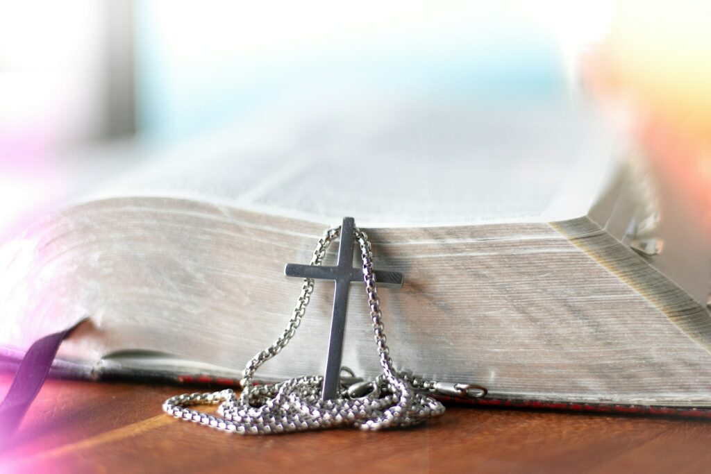 Croix avec Bible ouverte